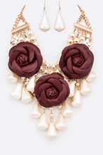 Load image into Gallery viewer, Ivory Gold Flower Mix Pearls Statement Necklace Set