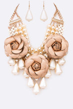 Load image into Gallery viewer, Ivory Gold Flower Mix Pearls Statement Necklace Set