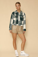 Load image into Gallery viewer, Cropped Green Pattern Flannel Jacket