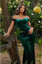 Load image into Gallery viewer, Claire Emerald Sweet Heart Velvet Off Shoulder Gown