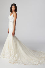 Load image into Gallery viewer, Bridal Lure V-Neck Open Back Lace Mermaid Wedding Dress