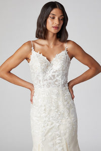 Bridal Lure V-Neck Open Back Lace Mermaid Wedding Dress